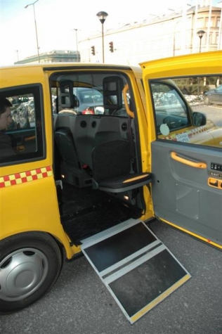 taksówka TX4 na CNG - rampa dla wózków
