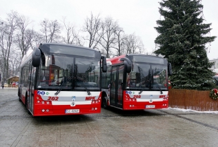 Gazowo-elektryczne miejskie autobusy hybrydowe Solbus w barwach MPK w Częstochowie