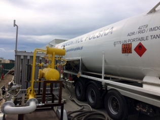 Kontenerowy zbiornik kriogeniczny do przewozu LNG oraz kontenerowa parownica