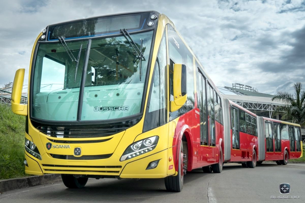 Pierwszy na świecie dwuprzegubowy autobus CNG
