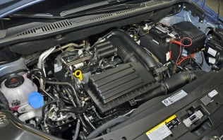 Silnik 1.4 TGI w komorze silnikowej Caddy