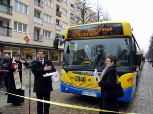 Andrzej Kaczmarczyk, Wiceprezydent Słupska (drugi z lewej) przekazuje autobusy Scania OmniCity CNG Annie Szurek, Prezesowi MZK Słupsk (z prawej)