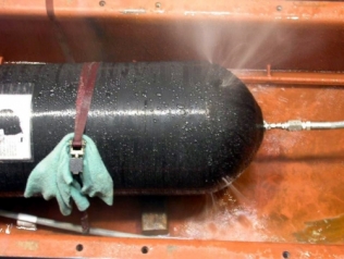 Efekt hydraulicznej próby ciśnieniowej zbiornika kompozytowego (CNG-4). Butla nie ulega rozerwaniu, pojawiają się nieszczelności