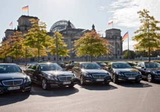 Mercedesy E200 NGT przed niemieckim parlamentem