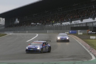 Scirocco GT24-CNG na trasie 24-godzinnego wyścigu na torze Nürburgring - tej parze nikt nie był w stanie zagrozić