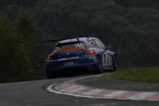 Scirocco GT24-CNG na trasie 24-godzinnego wyścigu na torze Nürburgring - od tej strony zazwyczaj oglądali go rywale