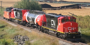 Dwie lokomotywy i teneder LNG firmy Westport