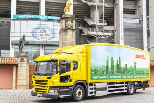 Gazowa Scania w barwach DHL pod stadionem Twickenham w Londynie