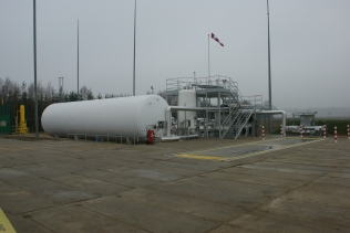 Instalacja skraplarni LNG. Widoczny zbiornik kriogeniczny o pojemności 100m3, instalacja skraplająca oraz wydzielone miejsce do tankowania cysterny wyposażone w wagę samochodową.