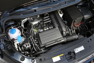 Volkswagen Caddy TGI BlueMotion DSG - komora silnika