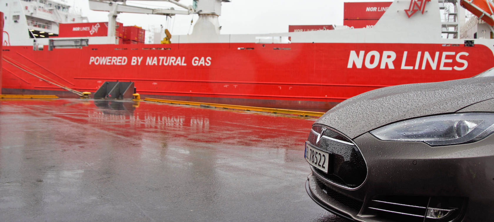 Tesla dostarcza samochody promami LNG