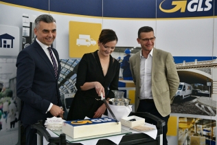 J.Nowakowski, M.Łysak i A.Wasilewski przy krojeniu tortu