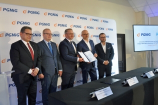 Przedstawiciele PGNiG oraz Arriva po podpisaniu umowy na dostawę CNG do 54 Solarisów Urbino 18 CNG