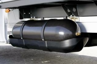 W samochodach użytkowych zbiorniki gazu ziemnego montowane są w przestrzeni pod podłogą ładowni, dzięki czemu nie ograniczają ich walorów użytkowych