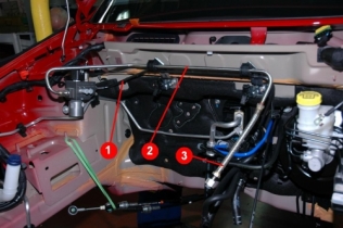 Przewody gazowe w fabrycznej instalacji CNG samochodu Fiat Panda Natural Power: 1- stalowy, sztywny przewód doprowadzający gaz ze zbiorników paliwa (panuje w nim ciśnienie 20 MPa), 2- sztywny przewód za reduktorem ciśnienia (panuje w nim ciśnienie około 0,2 MPa), 3- elastyczny przewód łączący część niskociśnieniową z listwą wtryskiwaczy gazowych (kompensuje on drgania jednostki napędowej)