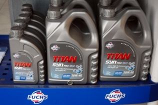 Titan Syn Pro Gas 10W-40 jest jednym z kliku olejów zalecanych przez firmę Fuchs do samochodów (osobowych i dostawczych) wyposażonych w instalacje LPG lub CNG