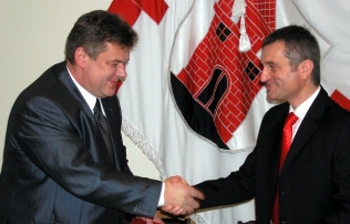 Podpisanie umowy pomiedzy UAB Paneveżys a Solarisem na dostawę autobusów hybrydowych (Rimantas Petukauskas i Adam Zieliński)