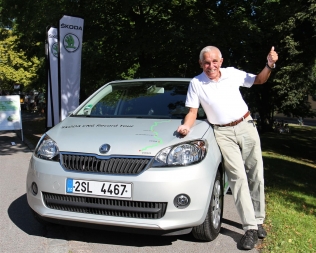 Gerhard Plattner i jego Skoda Citigo CNG u celu podróży w Sztokholmie